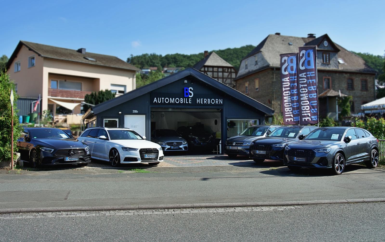 Außenansicht des Hofs mit Fahrzeugbestand von BS Automobile